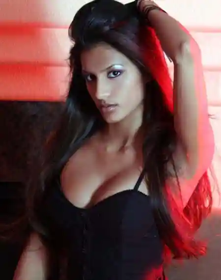 Curvy escort girl in Pune